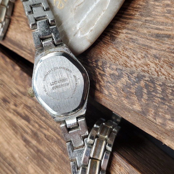 B2733 crystal encrusted vintage watch‎ needs batteries - Picture 4 of 4